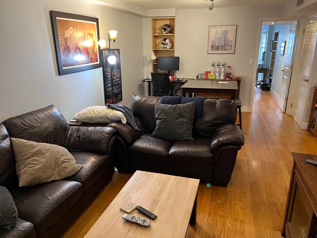 Building Photo - 528 Garden St