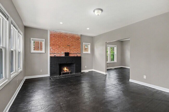Building Photo - 2731 Elmhurst St