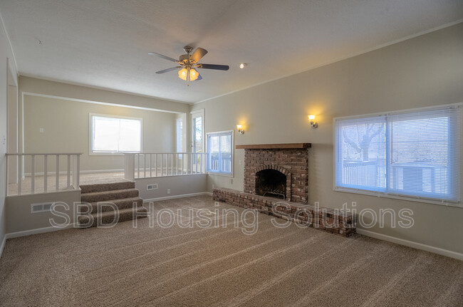 Building Photo - 9414 Lewis Ave