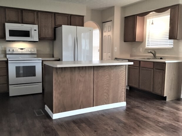 Foto del edificio - 352 Pinecrest Ct