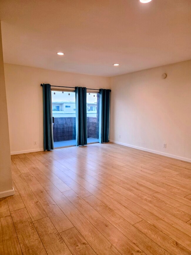 Photo - 5414 Newcastle Ave (Encino, CA) Apartment