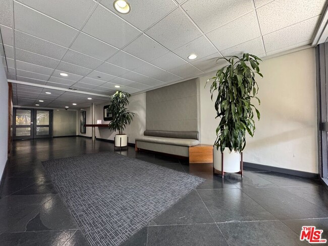 Building Photo - 740 Kings Rd