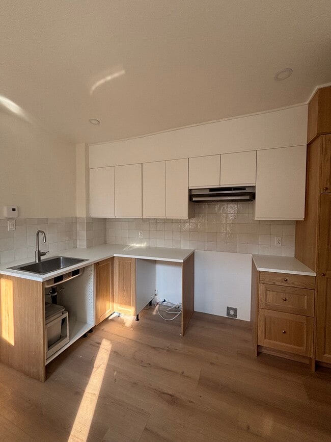 Building Photo - 5676 Rue Waverly