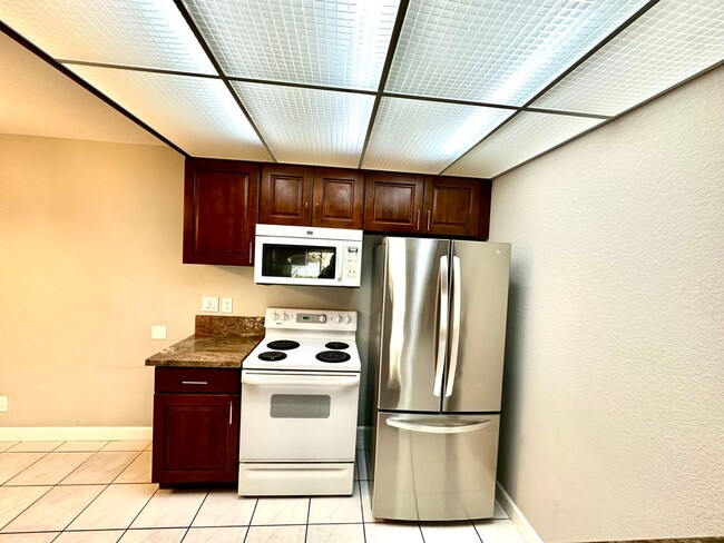 Building Photo - Charming 2 Bedroom, 1 Bath condo in lovely...