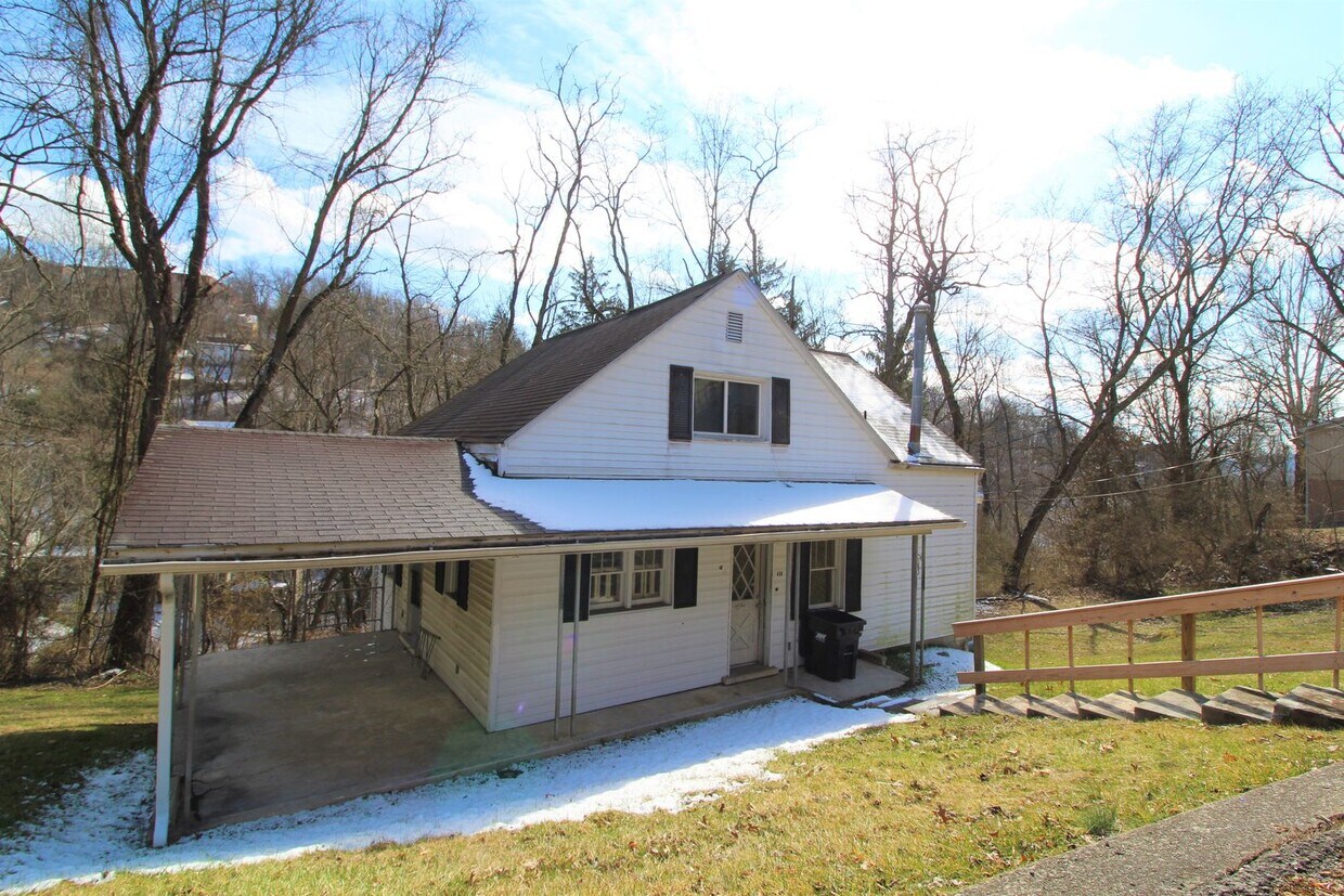 Primary Photo - Large - 3 Bedroom House - Downtown Campus ...