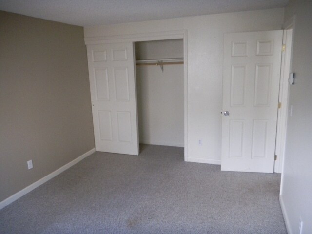 Una de las dos habitaciones con armarios. - 1124 SE Umatilla St