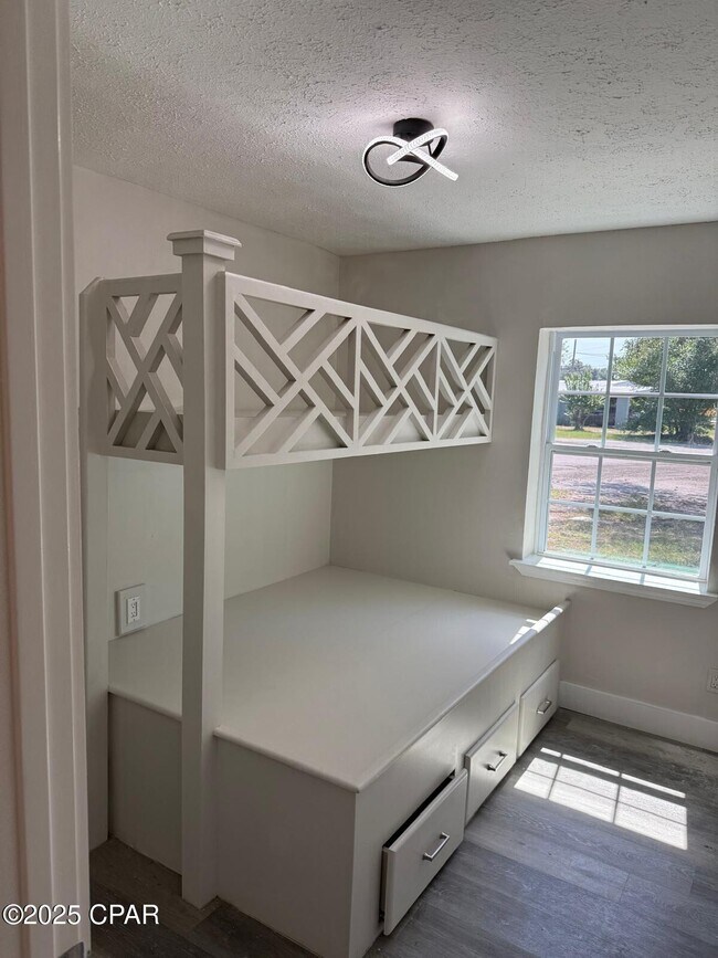 Building Photo - 1305 Flower Dr