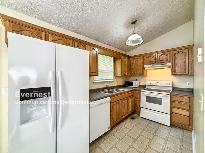 Primary Photo - Charming 3-Bedroom Home in a Convenient Lo...