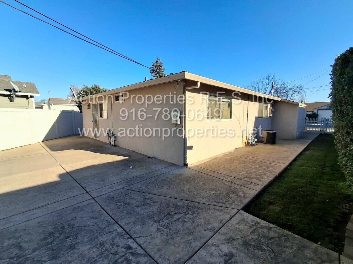 Foto del edificio - Central Roseville Immaculate Updated Single Story 2 Bedroom 1 Bathroom, New Paint, Fenced Yard