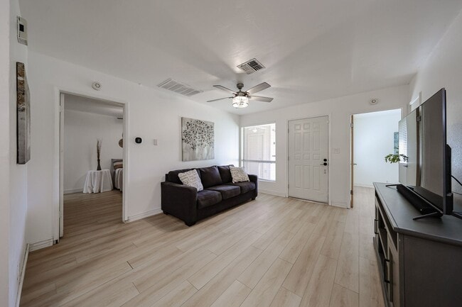 Foto del edificio - Great Location and Nicely Updated 2 Bed 2 Bath!