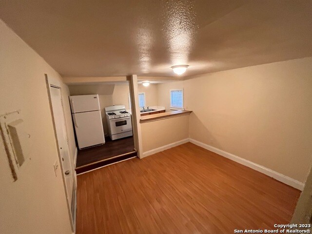 Building Photo - 422 W Mistletoe Ave