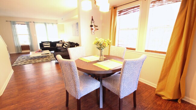 Foto del edificio - Awesome 2BR/2BA Townhouse near UNC with DO...