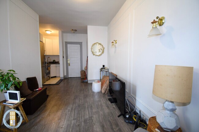 Building Photo - 45 W 68th St
