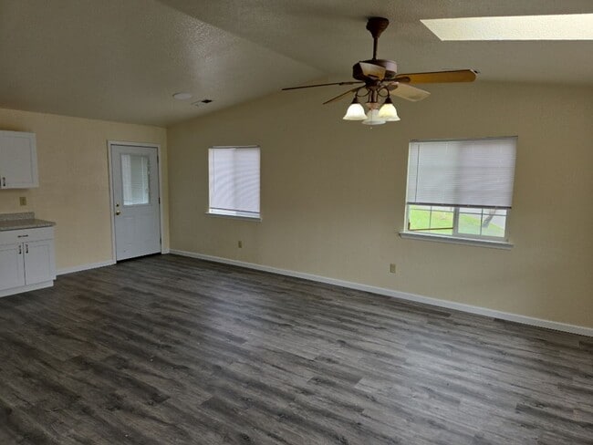 Foto del edificio - Pet-friendly 3-bedroom Eureka home