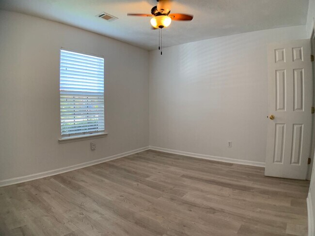 Foto del edificio - 2 BED, 2 BATH Rental Available in The Villages of Greenbrier