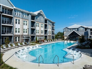 Building Photo - Ellis at Huntcrest