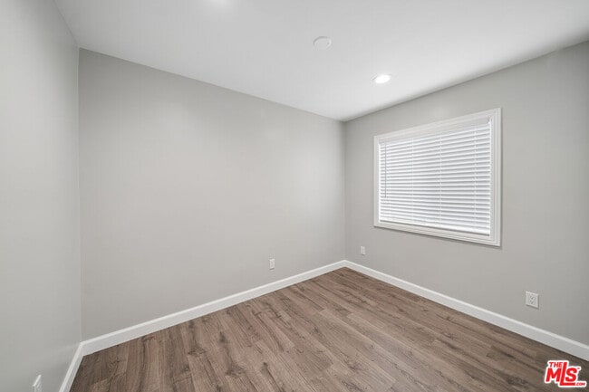 Foto del edificio - 1545 W 23rd St