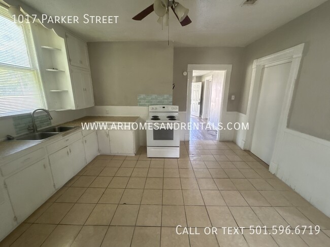 Building Photo - 1017 Parker St | $795 | 2 beds, 1 bath