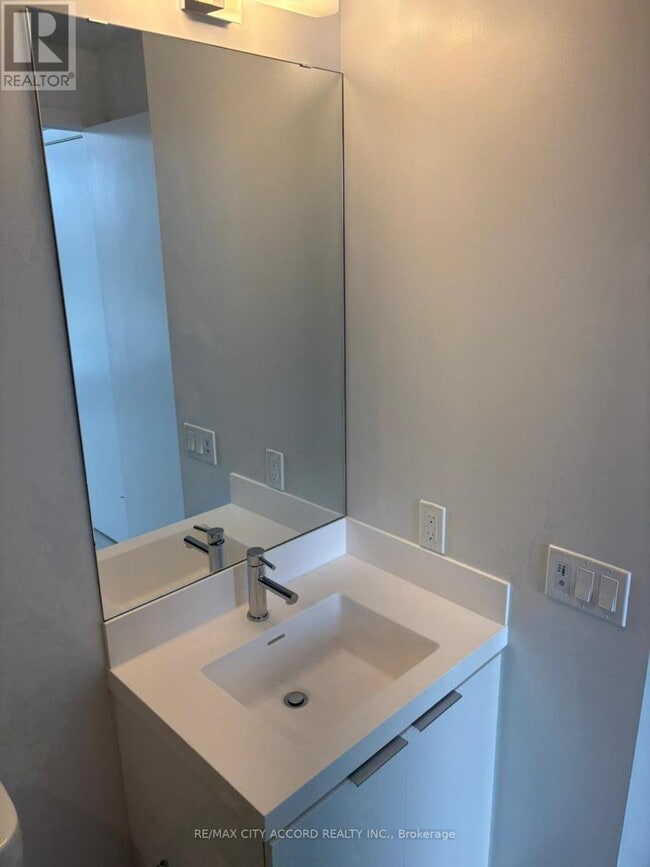 Photo du bâtiment - 5858 Yonge St