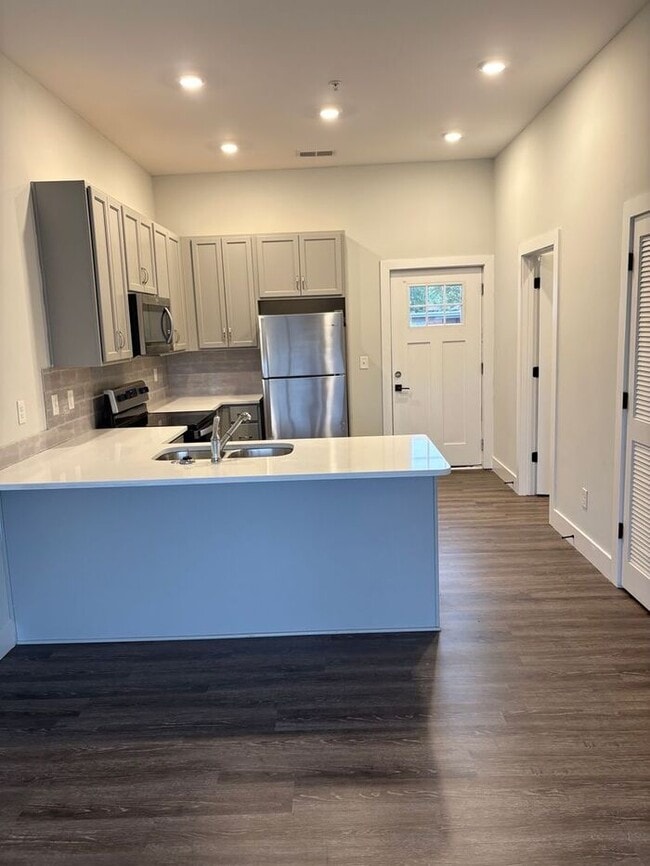 Building Photo - 45 Diana St Building Photo - 45 Diana St