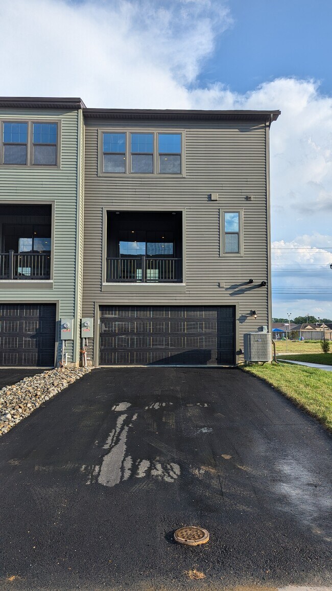 Building Photo - 335 E Cochran St