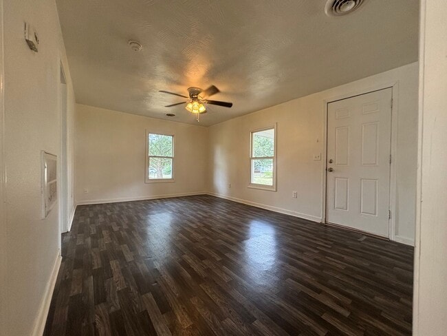 Building Photo - Rent this 2 Bedroom 1 Bath available now!