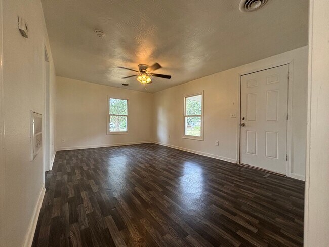 Foto del edificio - Rent this 2 Bedroom 1 Bath available now!