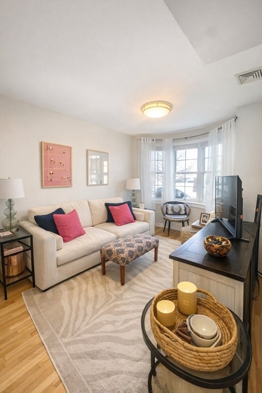 Foto del edificio - 393 W Broadway