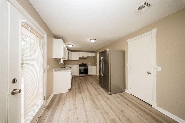 Building Photo - 5025 Brookdale Dr