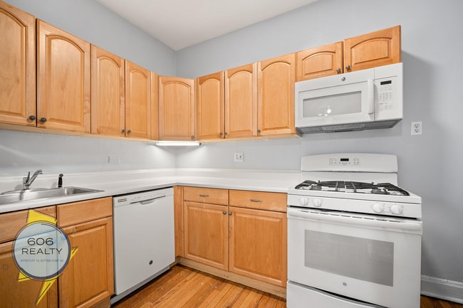 Building Photo - 824 W Roscoe St