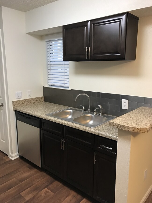Foto del edificio - 9411 Willow Ridge Rd