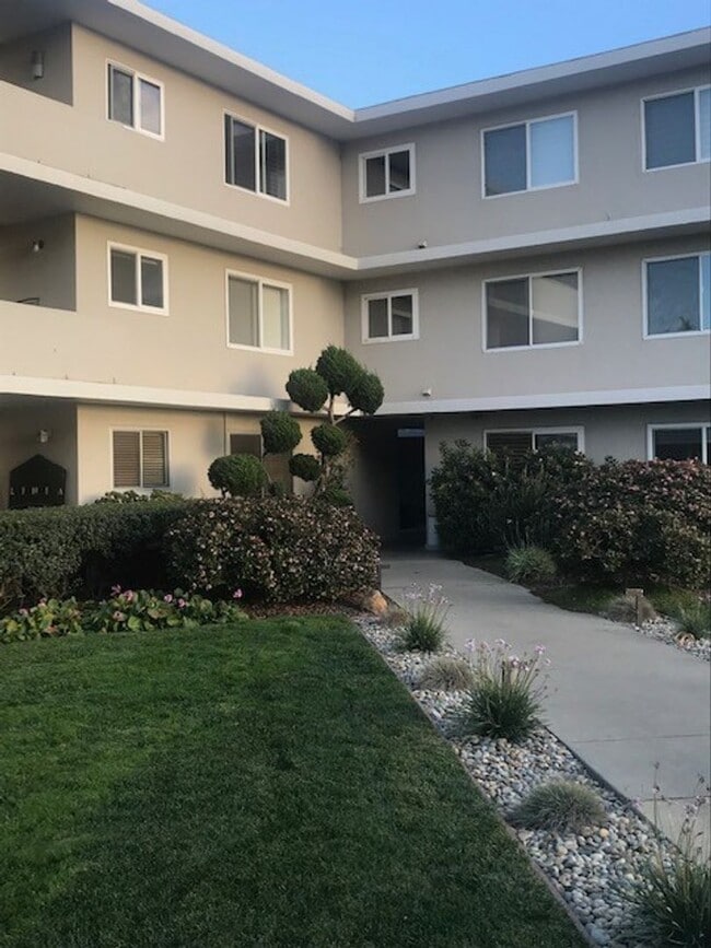 Building Photo - Updated UNFurnished 1 Bedroom Ocean View C...