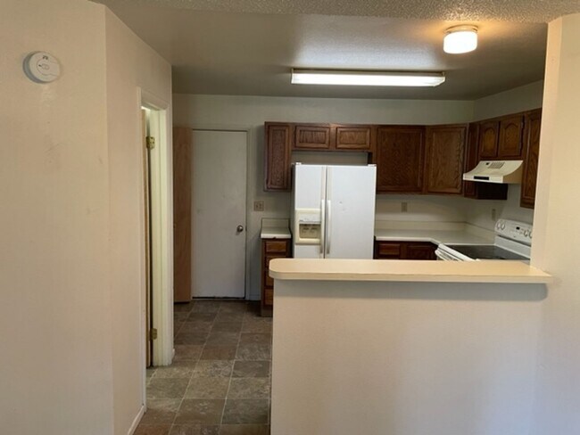 Foto del edificio - SUNDOWNER 2BD TOWNHOME w/ 1.5 CAR GARAGE - Security Deposit Waiver Available