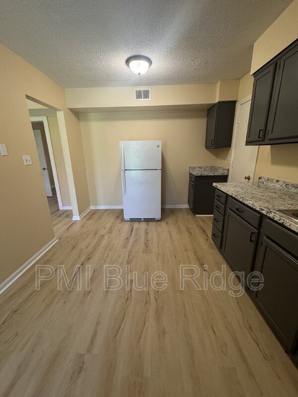Building Photo - 2020 Somerset Dr