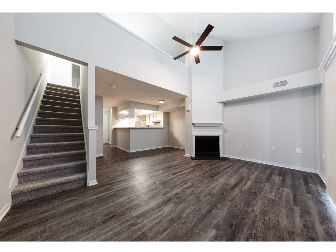 Moderna sala de estar & chimenea | Apartments en alquiler en Johnson City, TN | Sterling Hills - Sterling Hills