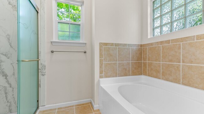 Building Photo - 705 Creekwood Dr