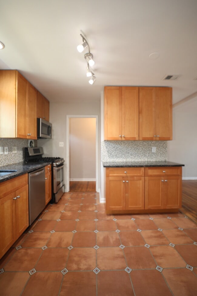 Building Photo - 209 Guthrie Ave