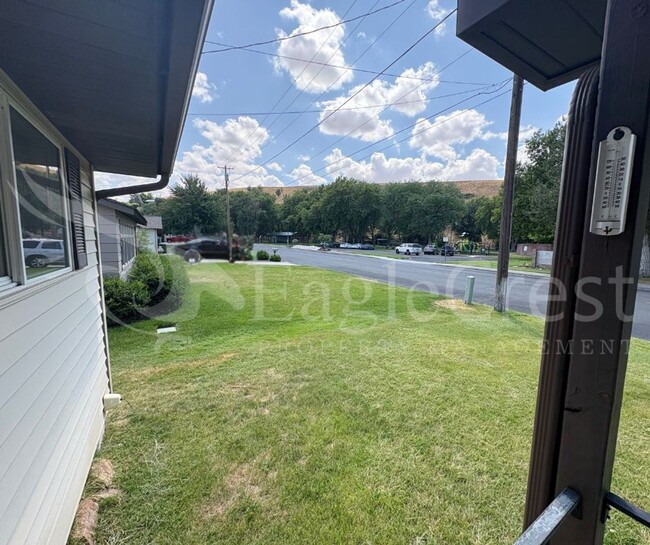 Building Photo - Three Bedroom, Two Bathroom House plus bon...