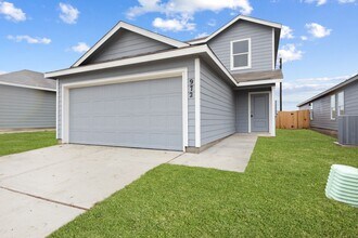 Building Photo - 972 Creek