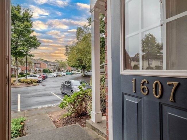 Building Photo - 1607 Cove Creek Cir