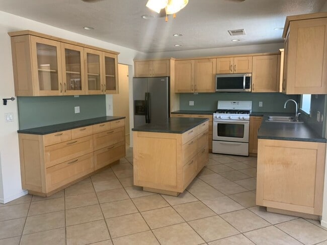 Building Photo - 3055 E San Juan Rd