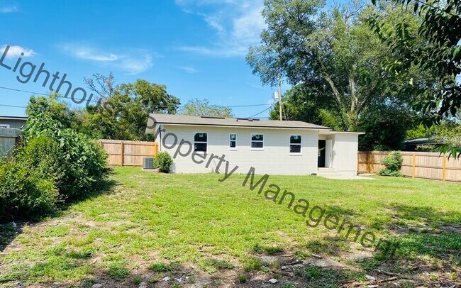 Foto del edificio - Beautiful 3 Bedroom Home With Fenced Backyard
