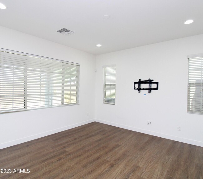 Building Photo - 208 E Brinley Dr