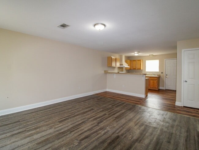 Building Photo - 123 Meadows Ln