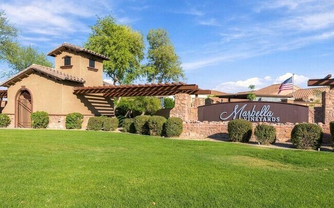 Foto del edificio - Gilbert 5-Bedroom Home with Pool, Loft & Primary Suite Downstairs – Minutes from Gilbert Regional...