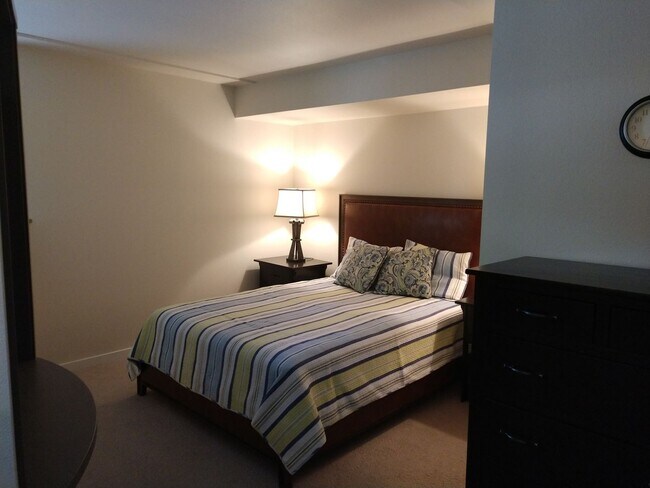 Foto del edificio - SAVE MONEY ON EXTENDED STAYS.  Beautiful Furnished and Completly Supplied Condo in Downtown Misso...