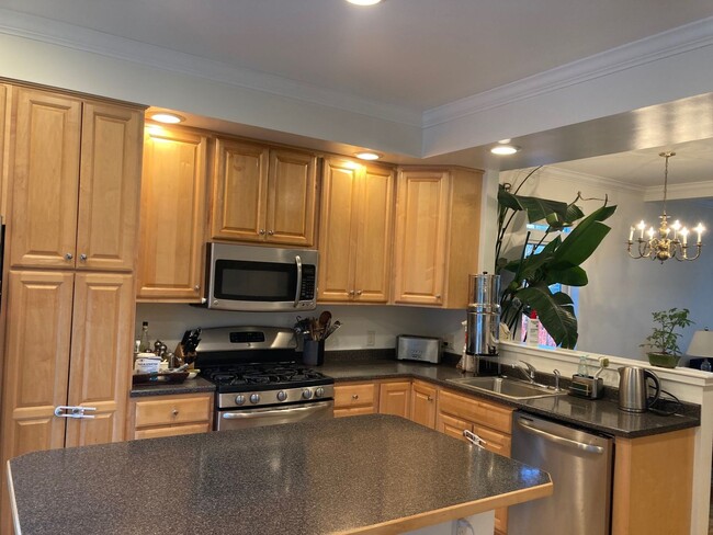 Building Photo - 3 bedroom just minutes to DH and Dartmouth