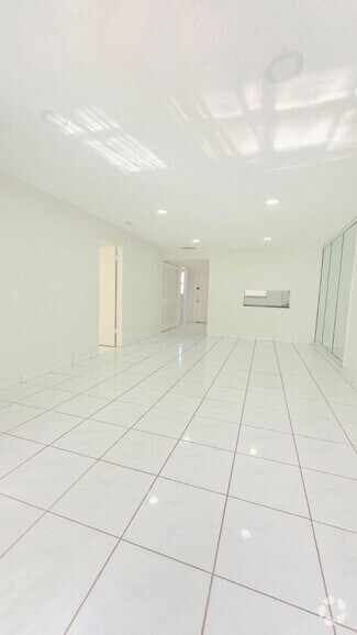 Building Photo - 5535 Lakewood Cir
