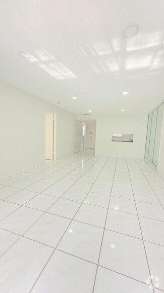 Building Photo - 5535 Lakewood Cir