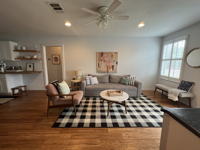 Foto del edificio - 4502 Leslie Ave